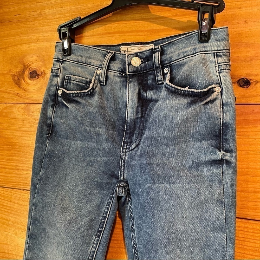 Free People Mid Rise Busted Knee Stretchy Skinny Jeans 24 NWT - Picture 5 of 13